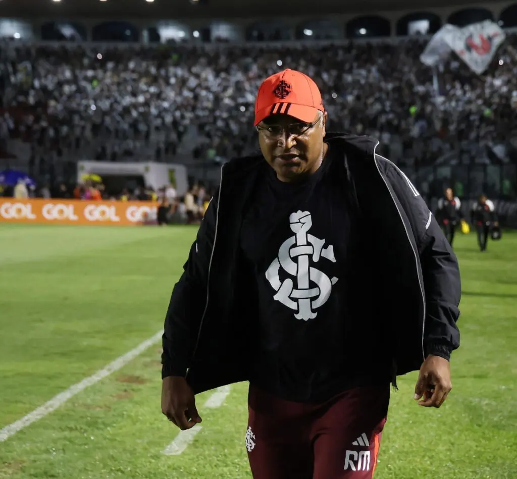 O técnico Roger Machado, do Internacional, entra em campo antes da partida entre Vasco da Gama e Internacional no Brasileirão 2024