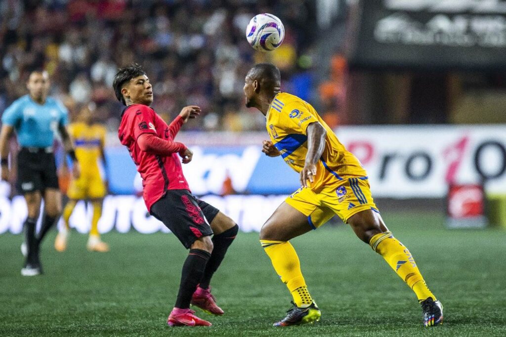 TIJUANA, MÉXICO - 1º DE NOVEMBRO: Domingo Blanco, do Tijuana, compete pela bola com Samir De Souza, do Tigres UANL, durante a partida da 15ª rodada entre Tijuana e Tigres UANL como parte do Torneo Apertura 2023 Liga MX no Estádio Caliente em 1º de novembro de 2023 em Tijuana, México.