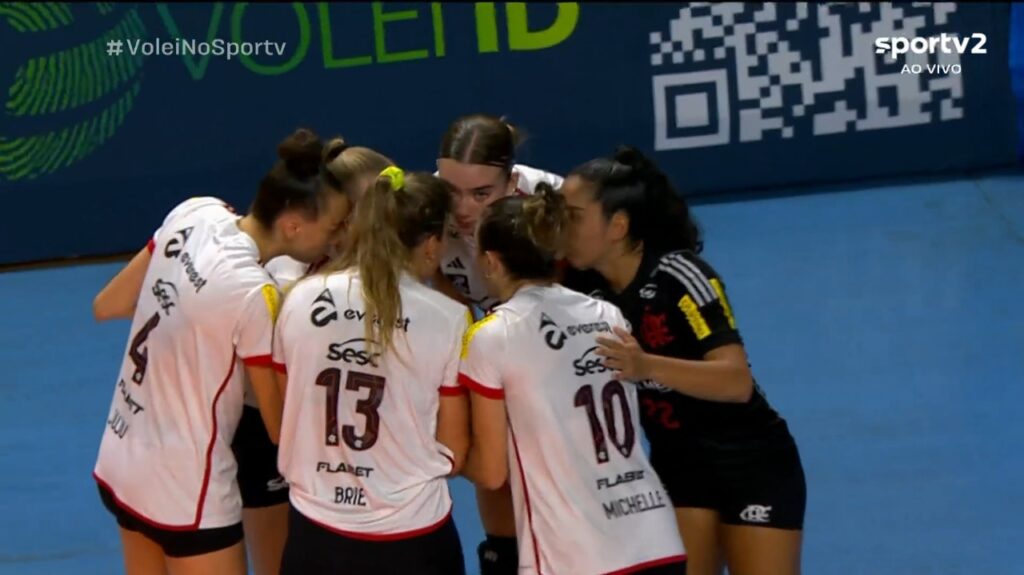 Sesc Flamengo reunido em quadra após vencer o Osasco na Superliga Feminina.