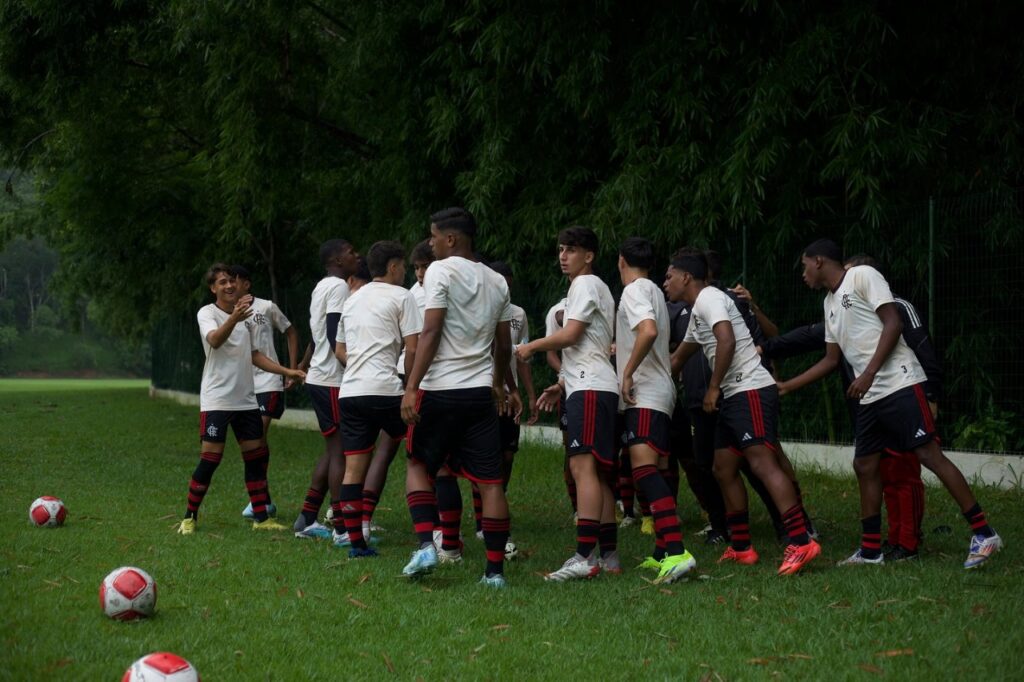 Sob muita chuva, Flamengo e Fluminense empatam no 1º jogo da final do Carioca Sub-15