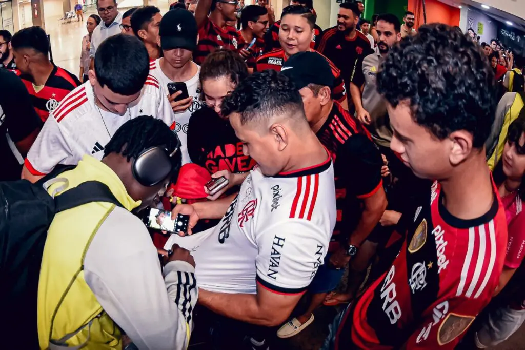 Torcida do Flamengo faz linda recepção na chegada do Sub-20 ao Acre