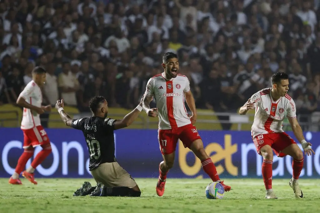 Internacional vence o Vasco e segue na cola do Flamengo