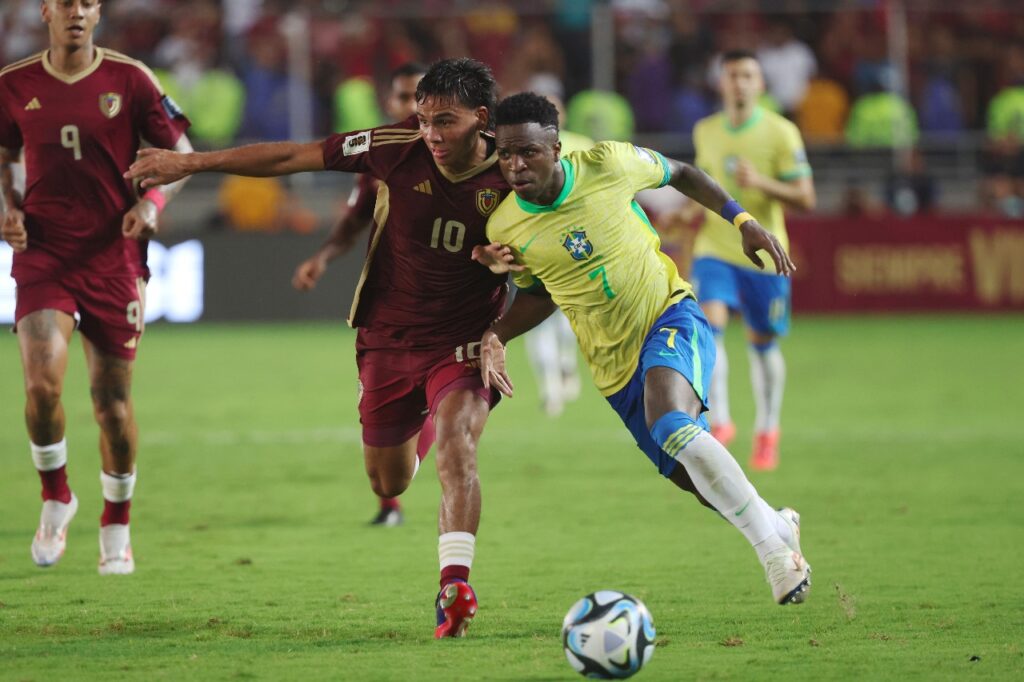 MATURIN, VENEZUELA - 14 DE NOVEMBRO: Vinicius Junior do Brasil e Telasco Segovia da Venezuela disputam a bola durante a partida das Eliminatórias da Copa do Mundo da FIFA 2026 da América do Sul entre Venezuela e Brasil no Estádio Monumental de Maturin em 14 de novembro de 2024 em Maturin, Venezuela.