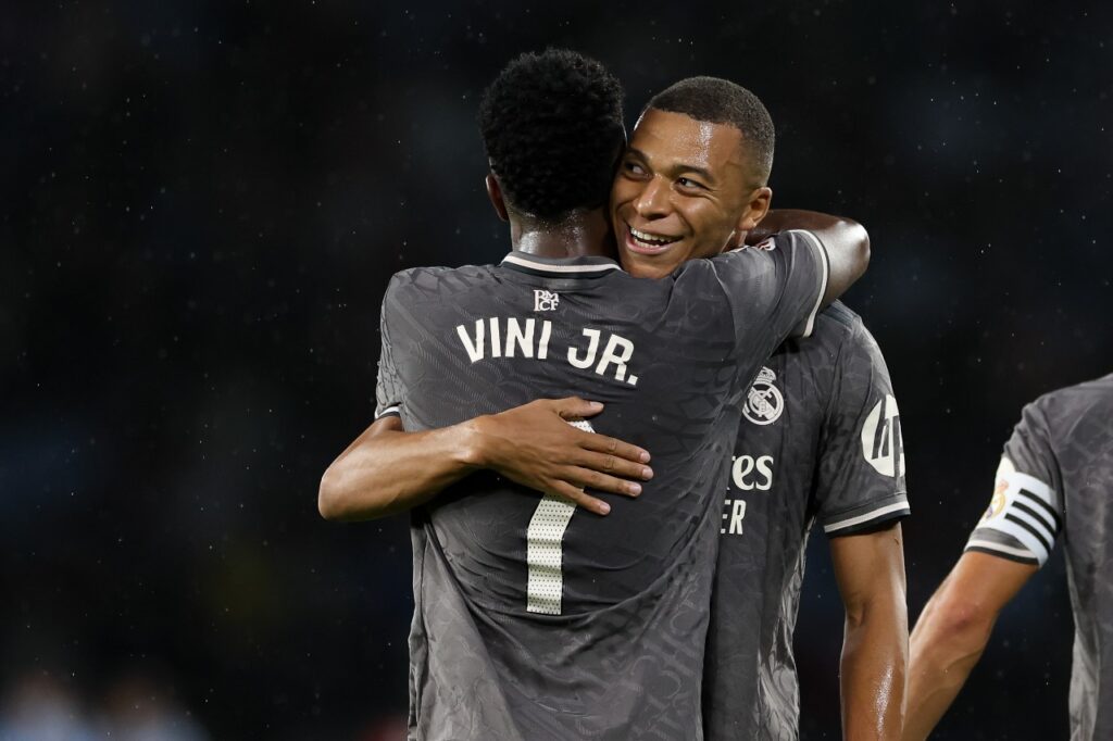 VIGO, ESPANHA - 19 DE OUTUBRO: Kylian Mbappe do Real Madrid comemora o primeiro gol de seu time com o companheiro Vinicius Junior durante a partida da LaLiga entre RC Celta de Vigo e Real Madrid CF no Estadio Balaidos em 19 de outubro de 2024 em Vigo, Espanha.