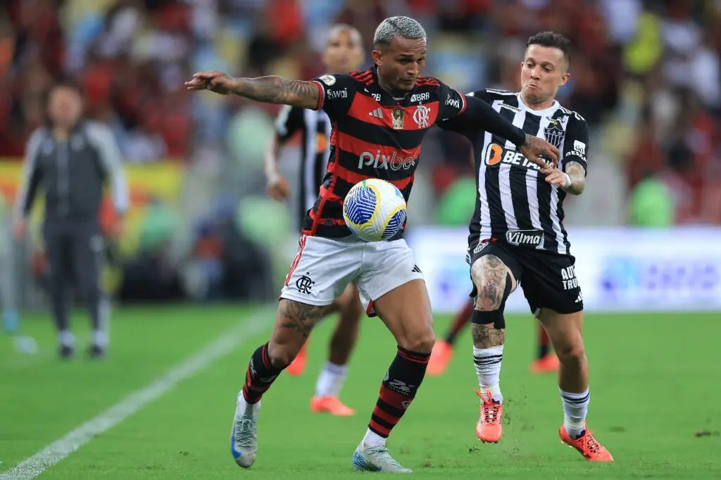 RIO DE JANEIRO, BRASIL - 13 DE NOVEMBRO: Wesley do Flamengo compete pela bola com Bernard do Atlético Mineiro durante a partida entre Flamengo e Atlético Mineiro no Brasileirão 2024 no Estádio do Maracanã em 13 de novembro de 2024 no Rio de Janeiro, Brasil.